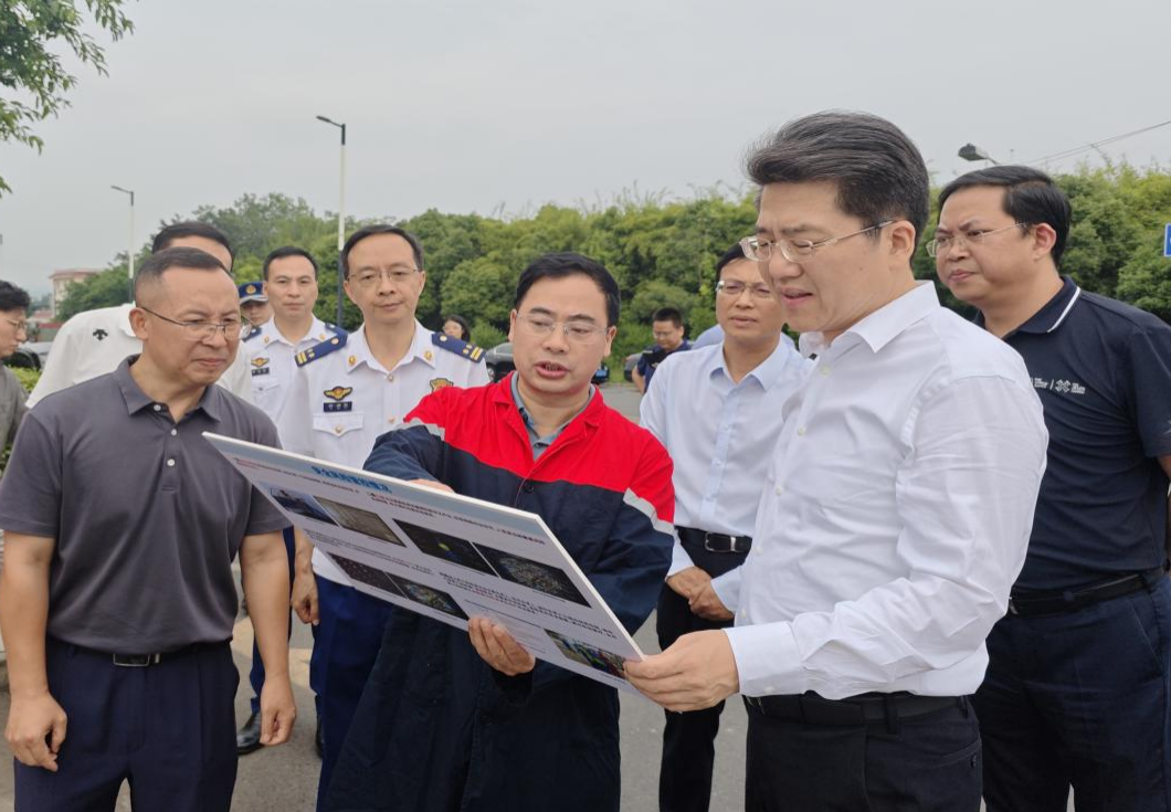 成都市委常委、市政府常務副市長曹俊杰等領導到成都西部呈祥化工物流公司調研